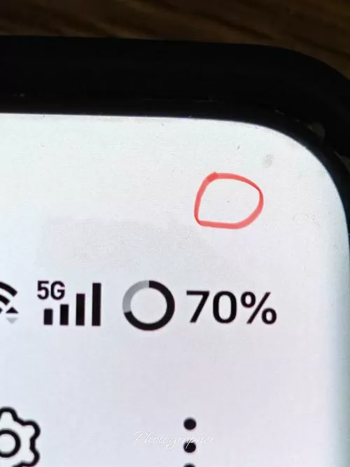 为什么iphone手机屏幕有一个小黑点