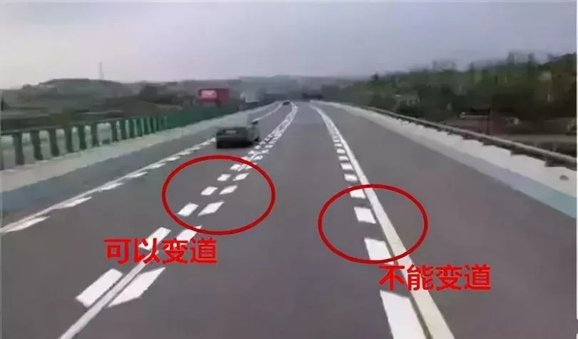 中间一条白实线两边是虚线