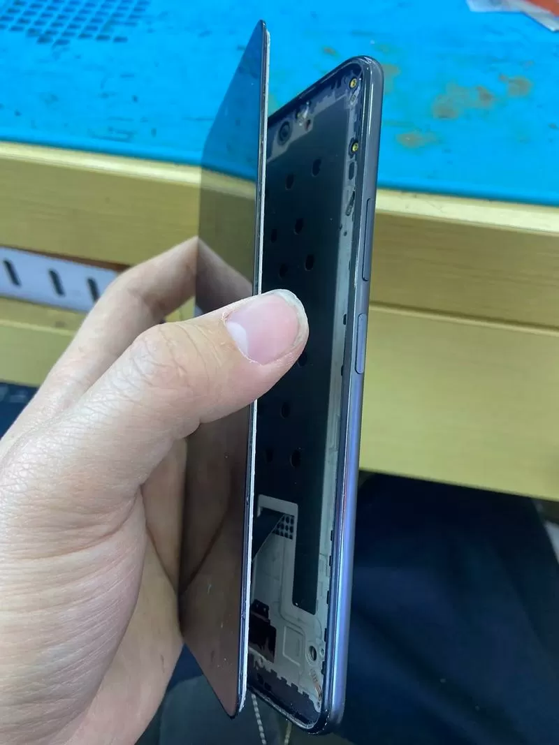 手机脱胶修好了有黄边正常吗