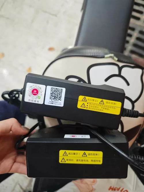 爱玛电动车充电器变绿灯还充电吗