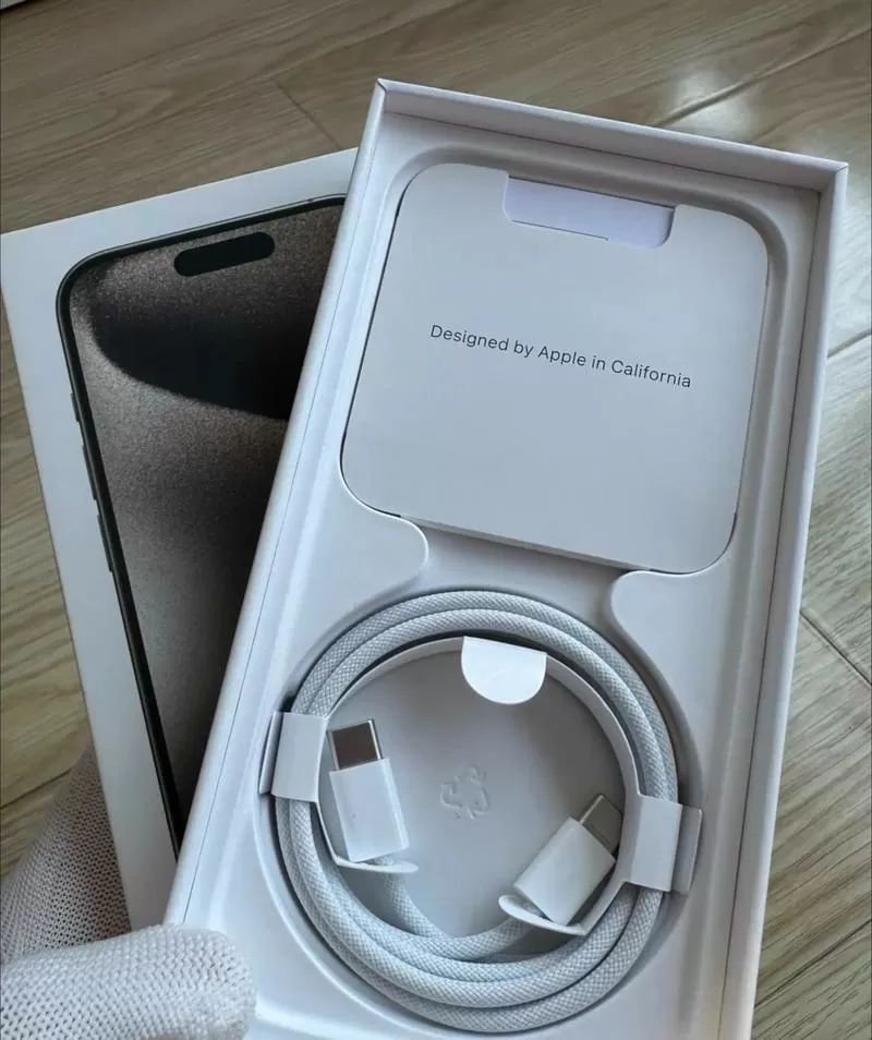 苹果15顶端有一条凹槽的线