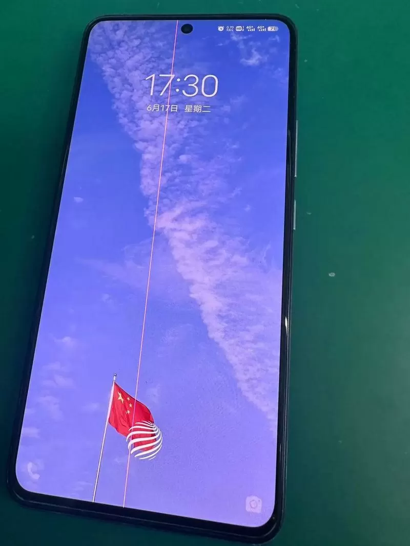 手机屏幕有条红线怎么回事