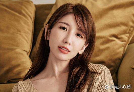引退后再次走红网络的写真女星亚里沙游民星空