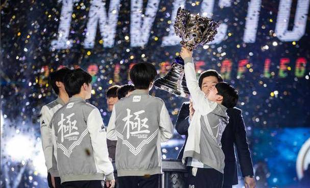 Uzi登上微博之夜丨SN建队首次击败iG