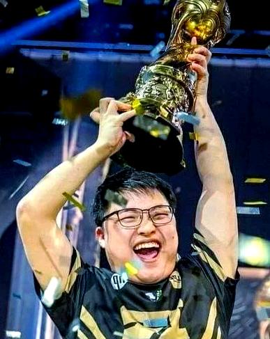 没有Uzi,只剩简自豪?Uzi宣布结婚,冲至热搜