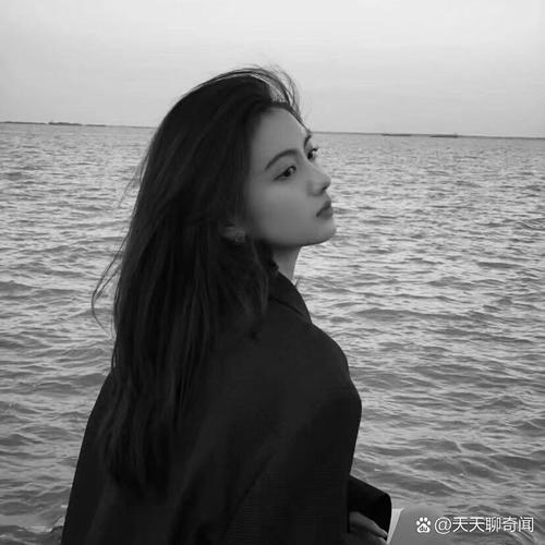 颓废的黑白伤感qq头像忧郁女生担着失望耗上时间和