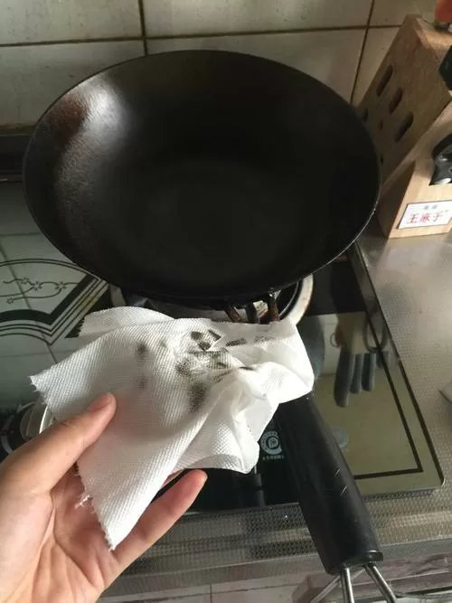 锅用纸巾一擦全是黑的还能不能用