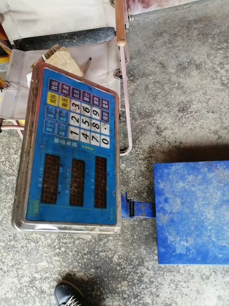 没有螺丝的电子秤怎么拆卸