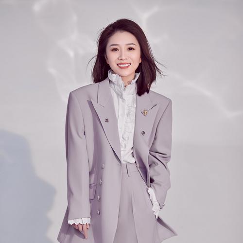 龙泉彩虹姐姐个人简历
