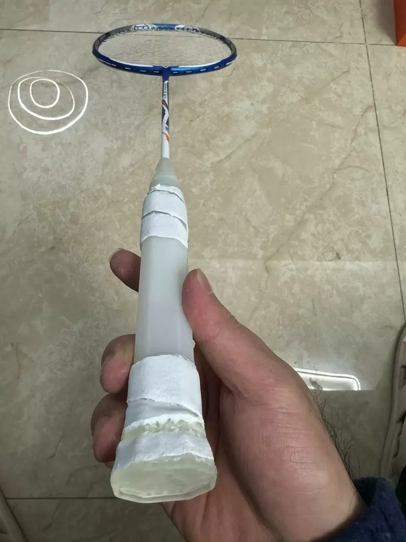 羽毛球拍的底胶可以撕掉吗