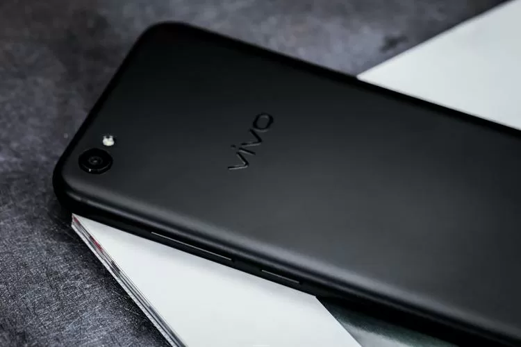 vivox9屏幕自己就暗了