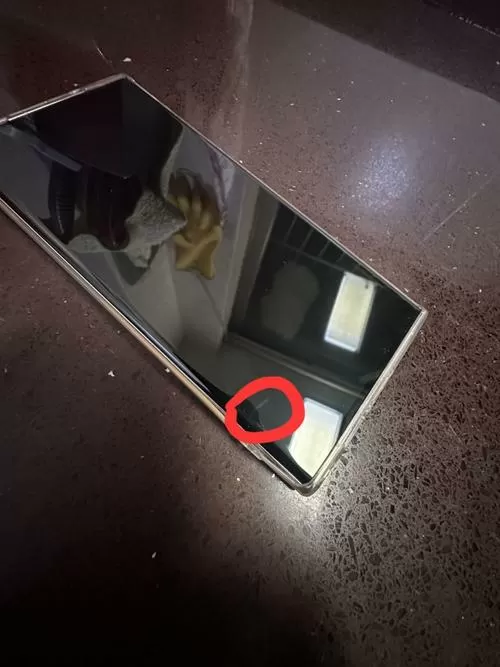 手机屏幕里面有一条白色的痕迹