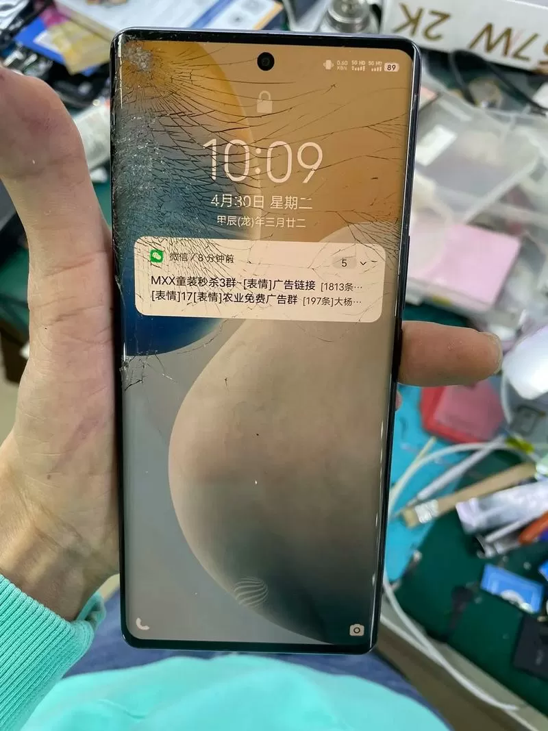 手机外屏玻璃碎了换一个多少钱