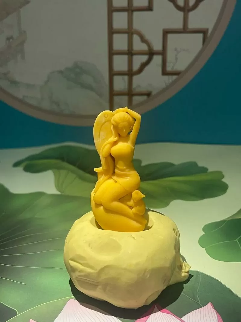 对镜贴花黄翻译
