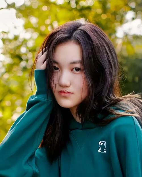 王菲小女儿李嫣疑似恋爱