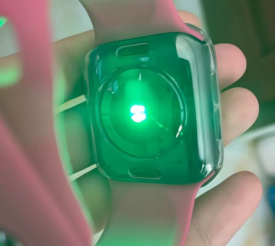 苹果手表后面的红灯亮是什么意思
