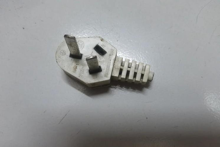 插头3个掉了一个还能用吗