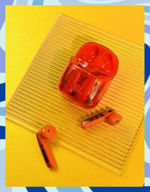 蓝牙耳机仓亮橙色的灯