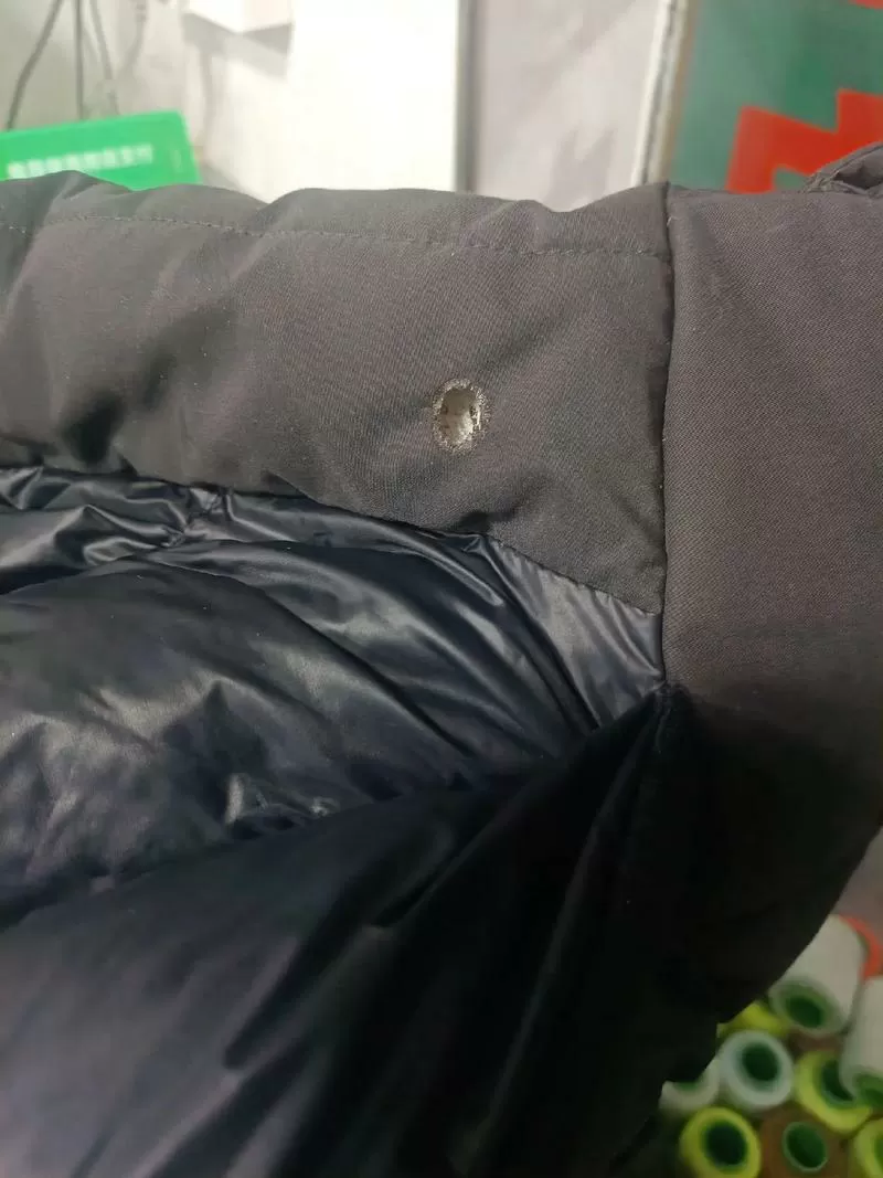 羽绒服烟头有一小洞怎么补救