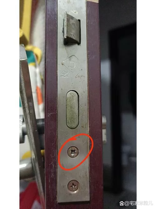 锁芯固定螺丝拧不出