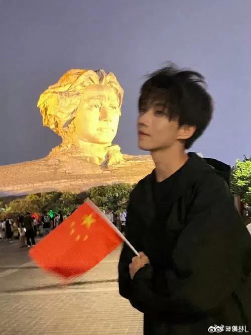 男生唱左手指月李树兴