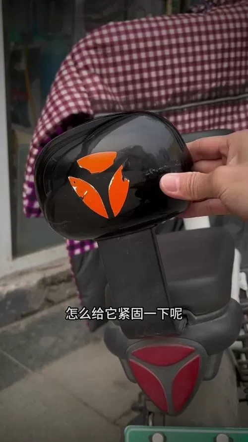电动车背靠怎样拆开