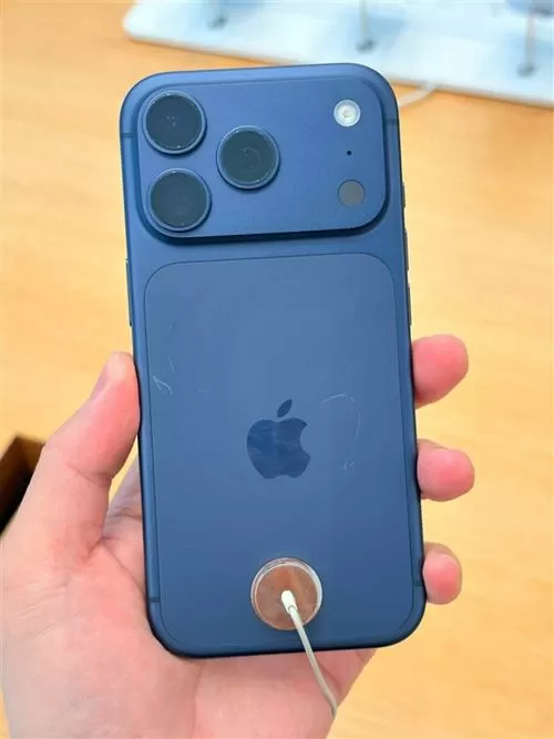 iphone17pro右侧下面什么键