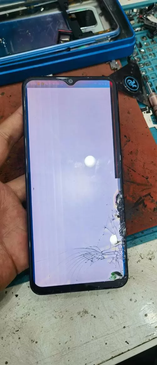 手机被摔后渐渐变成蓝屏
