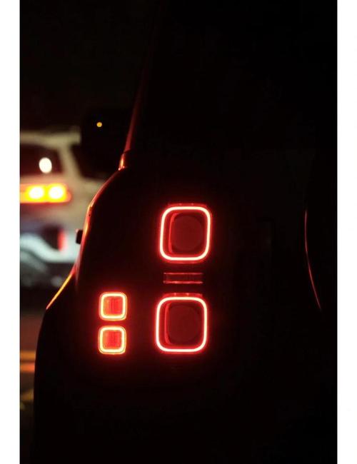 汽车尾灯夜间自动亮吗缩略图