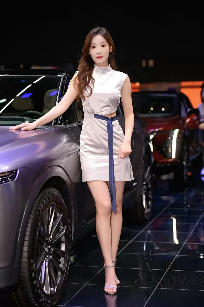 美女车模