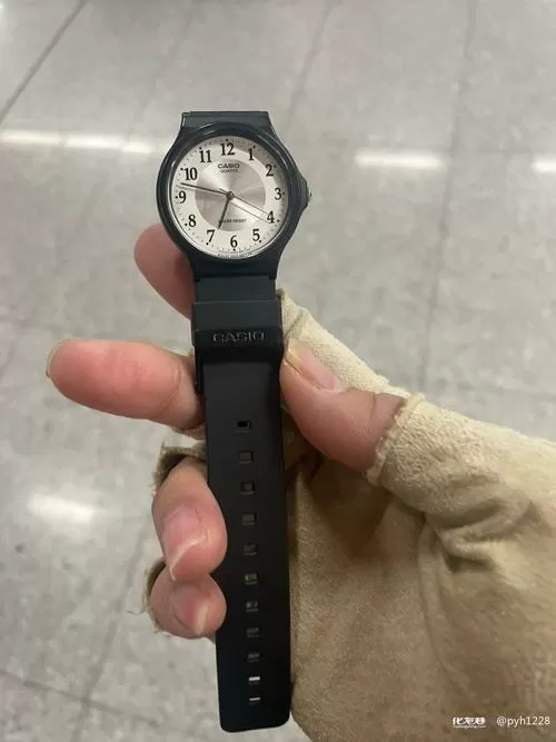 捡到手表又扔掉好不好