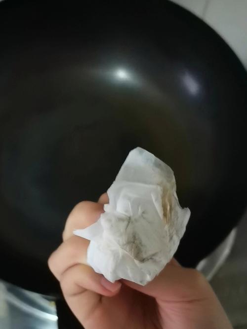 铁锅用纸擦完是黑色的还能用吗