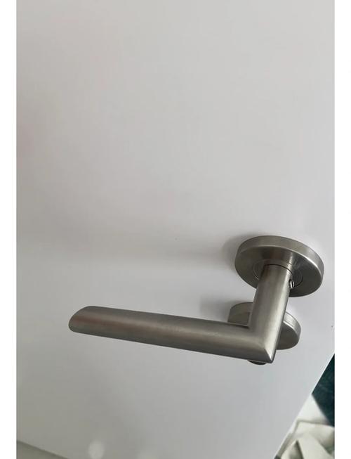 门锁把手下垂不回弹