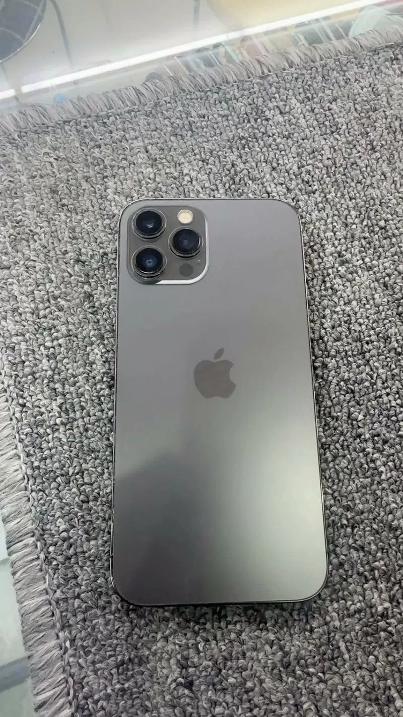苹果12屏幕变成灰色怎么调回来