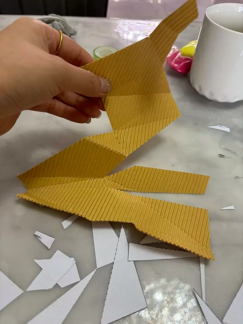 手工头盔制作过程用纸做