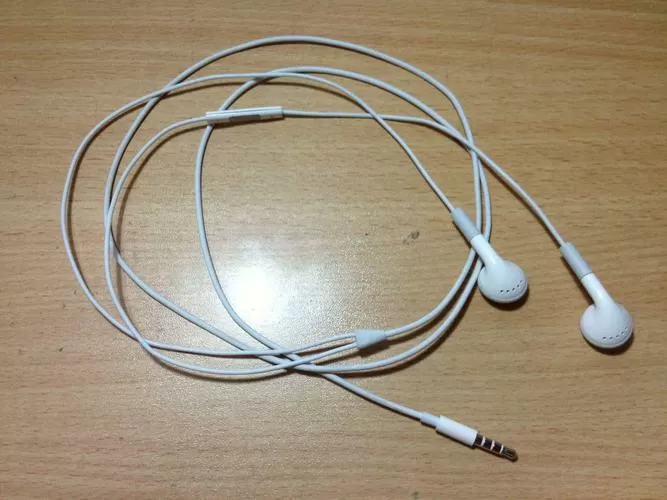 手机的耳机可以插在电脑上吗