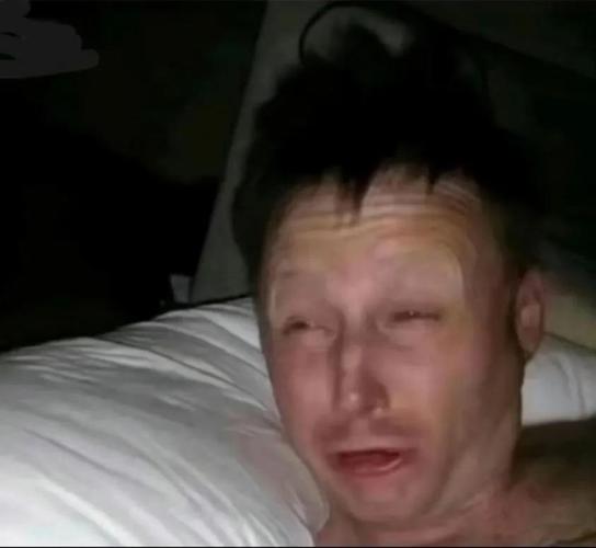 一个老外刚睡醒迷糊的表情包