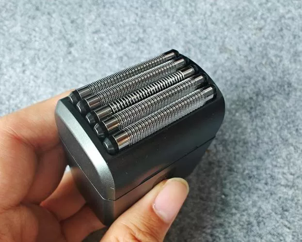 一次性剃须刀怎么安装刀头视频