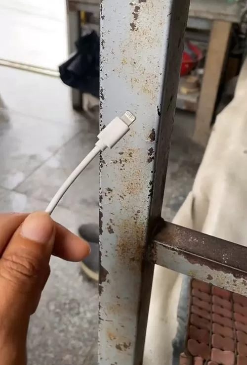 手机充电时一摸被静电打到